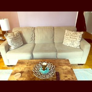 3 seater couch in pristine condition!